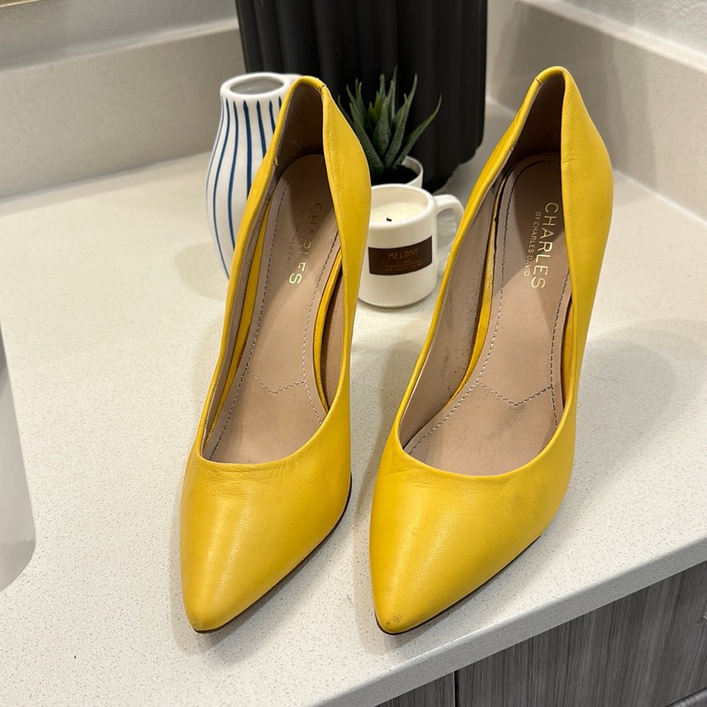Soft yellow in leather size 9 heels